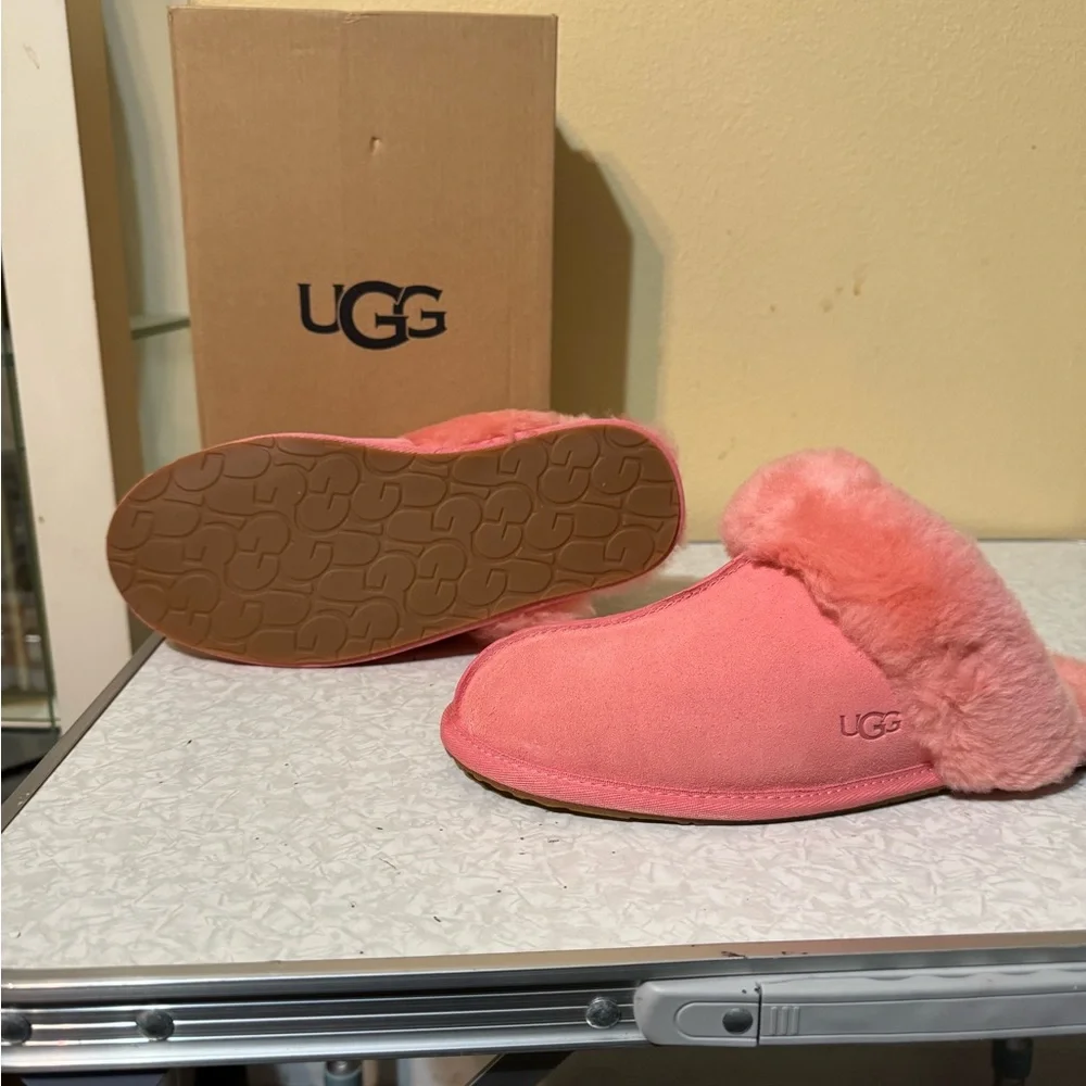Women’s UGG Coral Fuzzy Slippers - Picture 4 of 4